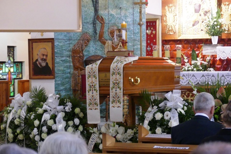 Ostatnie pożegnanie ks. prał. Franciszka Płonki w rodzinnym Zarzeczu