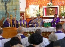 Był wszystkim dla wszystkich. Ks. Franciszek Płonka spoczął w rodzinnym Zarzeczu