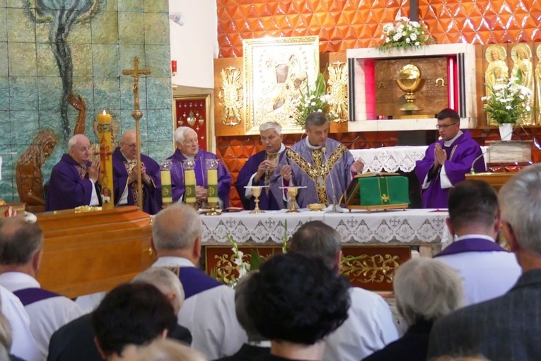 Był wszystkim dla wszystkich. Ks. Franciszek Płonka spoczął w rodzinnym Zarzeczu