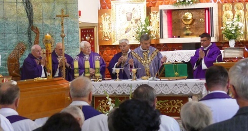 Był wszystkim dla wszystkich. Ks. Franciszek Płonka spoczął w rodzinnym Zarzeczu