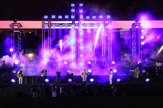 Tysiące młodych uczestniczyło w modlitwie uwielbienia na stadionie Benfiki w Lizbonie