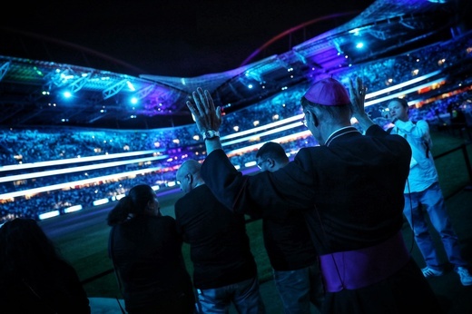 Tysiące młodych uczestniczyło w modlitwie uwielbienia na stadionie Benfiki w Lizbonie