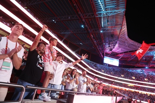 Tysiące młodych uczestniczyło w modlitwie uwielbienia na stadionie Benfiki w Lizbonie