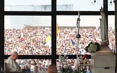 200 tysięcy osób odmówiło różaniec z papieżem Franciszkiem w Fatimie