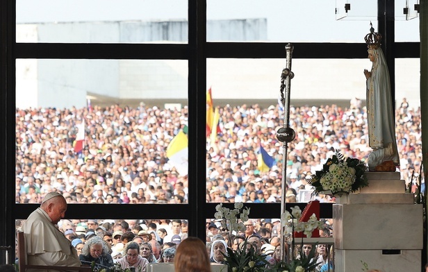 200 tysięcy osób odmówiło różaniec z papieżem Franciszkiem w Fatimie