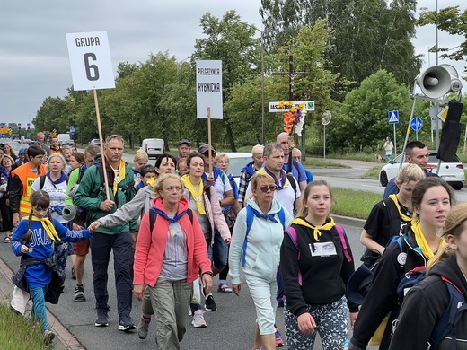 Pielgrzymi u szczytu Jasnej Góry 