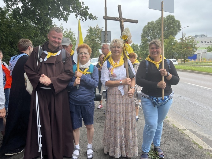 Pielgrzymi u szczytu Jasnej Góry 