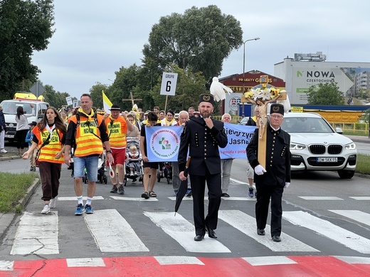 Pielgrzymi u szczytu Jasnej Góry 