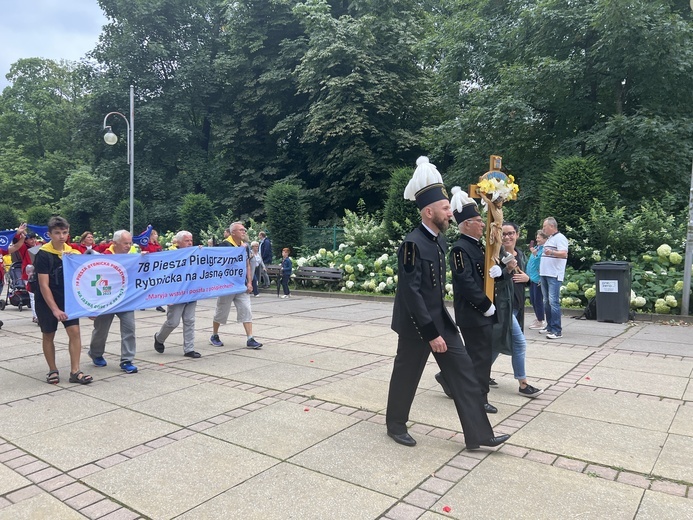 Pielgrzymi u szczytu Jasnej Góry 