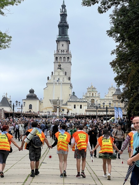 Pielgrzymi u szczytu Jasnej Góry 