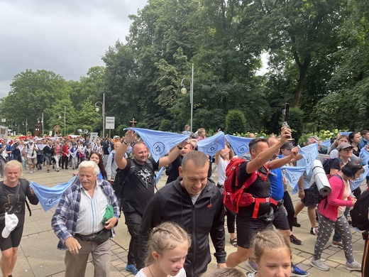 Pielgrzymi u szczytu Jasnej Góry 