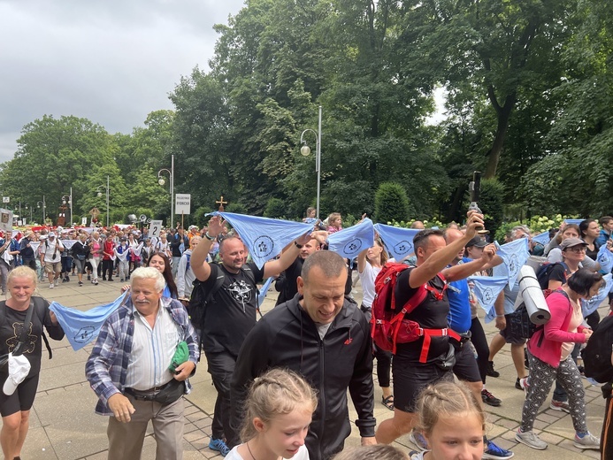 Pielgrzymi u szczytu Jasnej Góry 
