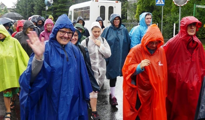 Mimo padającego bez przerwy deszczu, uśmiech nie schodził z twarzy zdecydowanej większości pielgrzymów, którzy rozpoczęli wędrówkę w Hałcnowie.