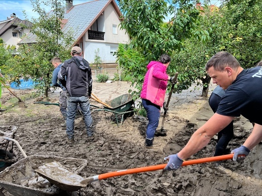 Sprzątanie po powodzi