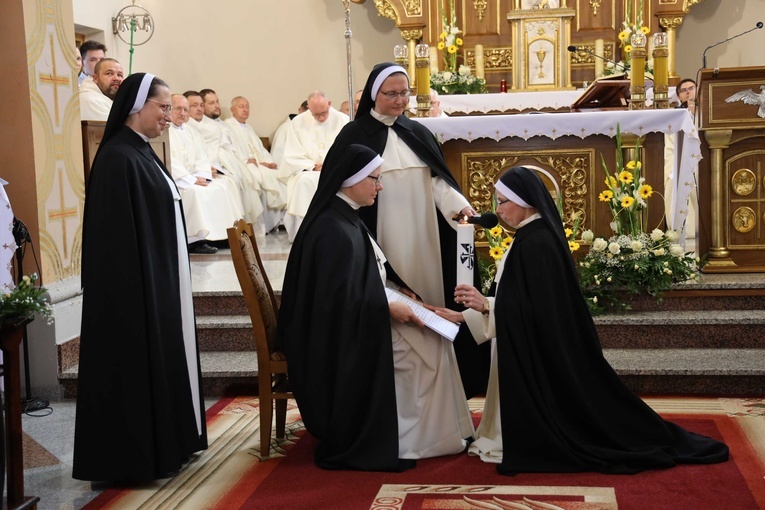 Śluby wieczyste u sióstr dominikanek w Tarnobrzegu Wielowsi