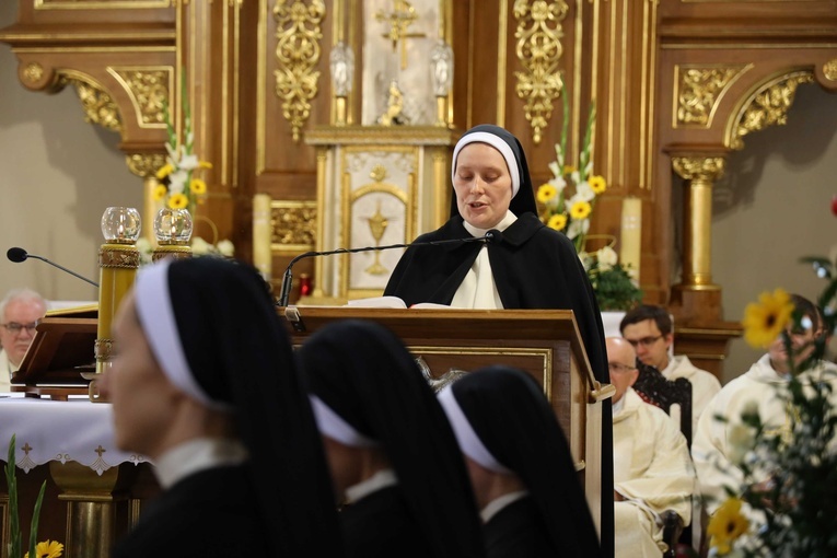 Śluby wieczyste u sióstr dominikanek w Tarnobrzegu Wielowsi