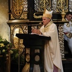 Biskup Nitkiewicz u pątników w Jędrzejowie