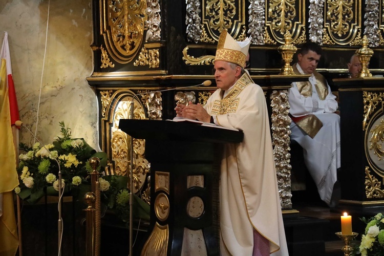 Biskup Nitkiewicz u pątników w Jędrzejowie