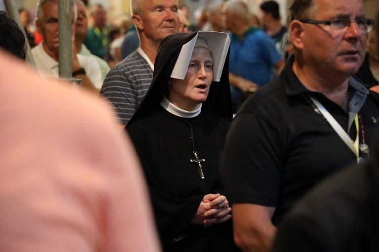 Biskup Nitkiewicz u pątników w Jędrzejowie