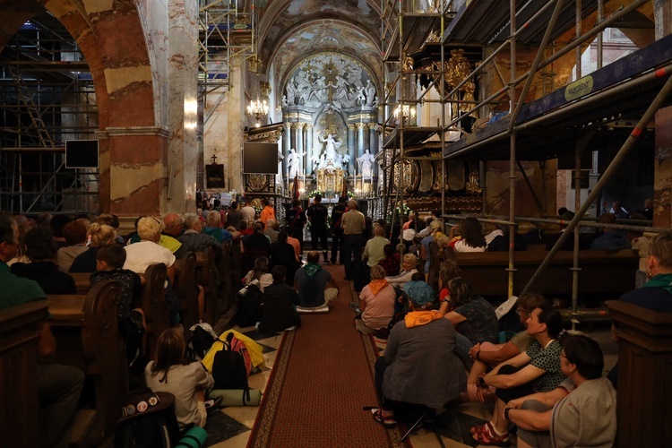 Biskup Nitkiewicz u pątników w Jędrzejowie