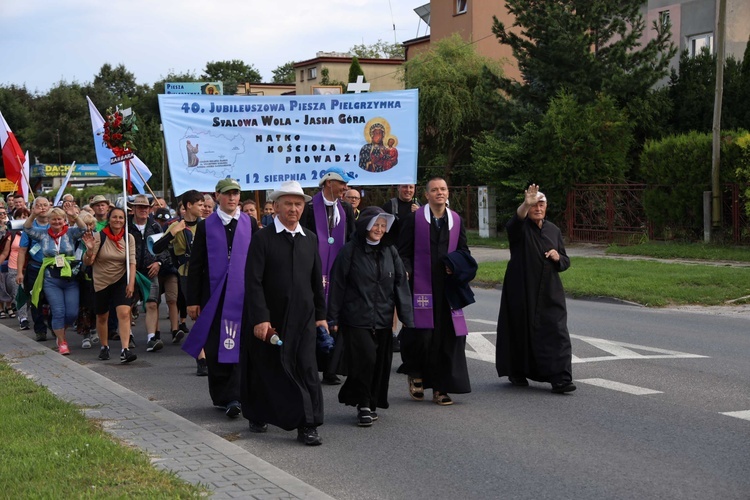Biskup Nitkiewicz u pątników w Jędrzejowie