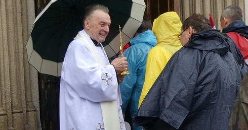 Ks. kan. Józef Jasek - na zdjęciu - i ks. Łukasz Brzeziecki, błogosławili pielgrzymów relikwiami św. abpa Józefa Bilczewskiego.