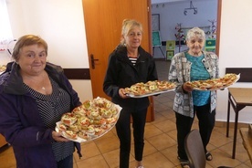 Parafianki z Bielan z misternie przygotowanymi dla pielgrzymów kolorowymi kanapkami.