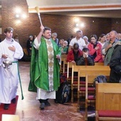 Pod koniec Mszy św. rozpoczynającej oświęcimską pielgrzymkę ks. proboszcz Mariusz Kiszczak pokropił pątników wodą święconą.