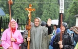 Mimo ulewy - uśmiechnięci i uradowani wyruszyli na jasnogórski szczyt...