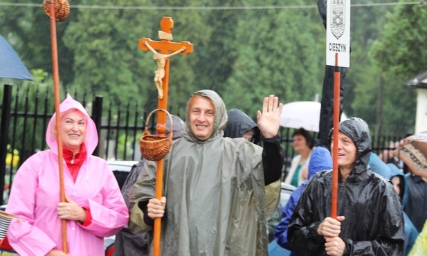 Mimo ulewy - uśmiechnięci i uradowani wyruszyli na jasnogórski szczyt...