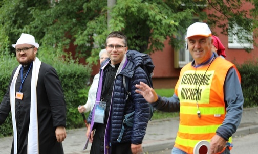 Ks. Piotr Rajda (w środku) z ks. Wojciechem Grzegorzkiem i Boleśławem Jonkiszem.