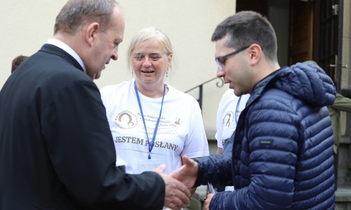 Proboszcz parafii NMP Królowej Polski ks. Marian Frelich i przewodnik pielgrzymów ks. Piotr Rajda, wikariusz tej parafii.