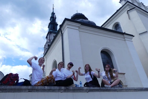 Pielgrzymi diecezji na Jasnej Górze - w oczekiwaniu na Mszę Świętą - 2023