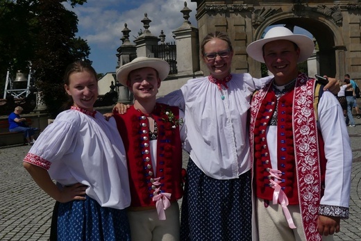 Pielgrzymi diecezji na Jasnej Górze - w oczekiwaniu na Mszę Świętą - 2023