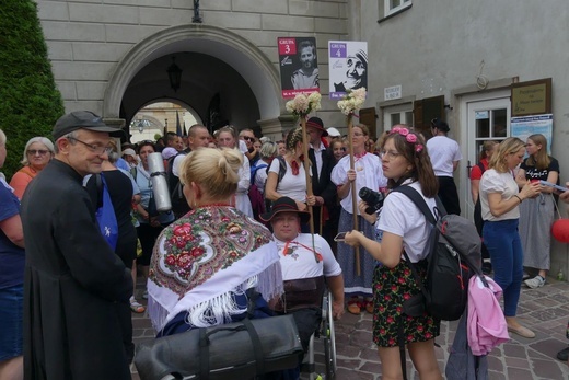 Pielgrzymi diecezji na Jasnej Górze - w oczekiwaniu na Mszę Świętą - 2023