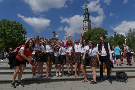 Pielgrzymi diecezji na Jasnej Górze - w oczekiwaniu na Mszę Świętą - 2023