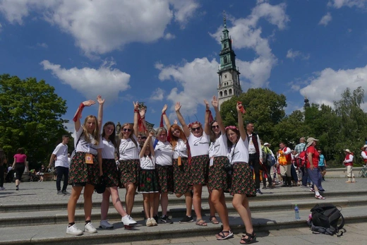 Pielgrzymi diecezji na Jasnej Górze - w oczekiwaniu na Mszę Świętą - 2023
