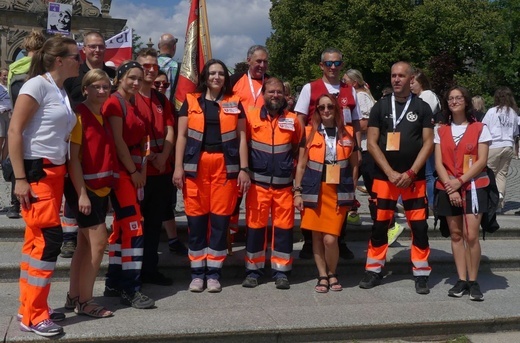 Pielgrzymi diecezji na Jasnej Górze - w oczekiwaniu na Mszę Świętą - 2023