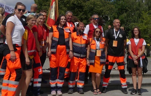 Pielgrzymi diecezji na Jasnej Górze - w oczekiwaniu na Mszę Świętą - 2023