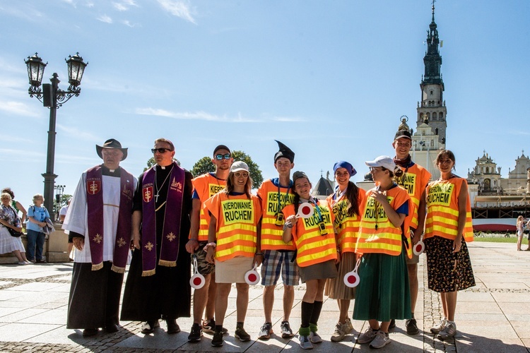 Wejście archidiecezjalnych pielgrzymek na Jasną Górę