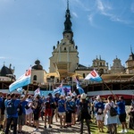 Wejście archidiecezjalnych pielgrzymek na Jasną Górę