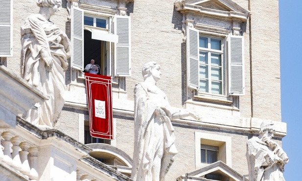 Franciszek w oknie Pałacu Apostolskiego