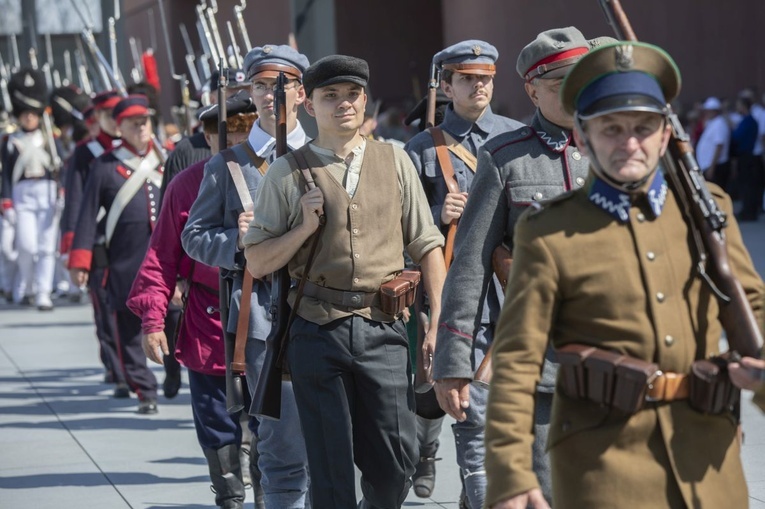 Rekonstruktorzy na otwarciu Muzeum Wojska Polskiego