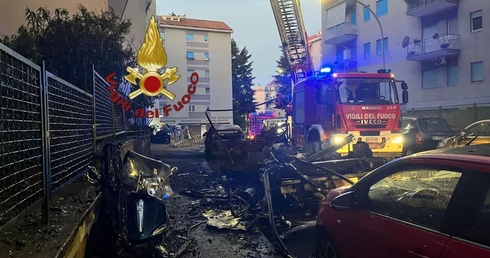 Rzym. W nocy wybuchł camper, pożar zniszczył 11 pojazdów i 2 mieszkania