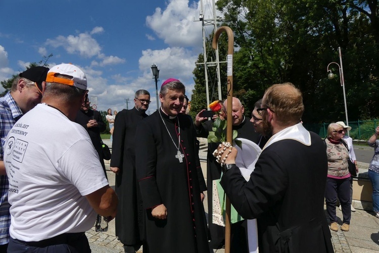 Pielgrzymi z Czechowic-Dziedzic podarowali biskupowi pastorał dobrego pasterza.