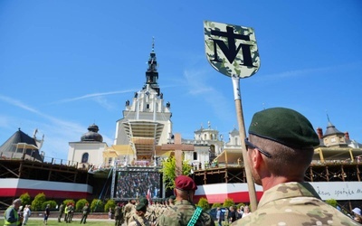 Na Jasną Górę WAPM wprowadziła grupa wojskowa. 