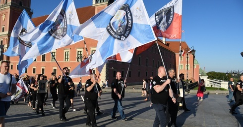 Zaczynają i kończą dzień walką