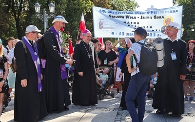 Pielgrzymów na błoniach jasnogórskich witał biskup ordynariusz.