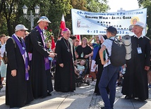Pielgrzymów na błoniach jasnogórskich witał biskup ordynariusz.
