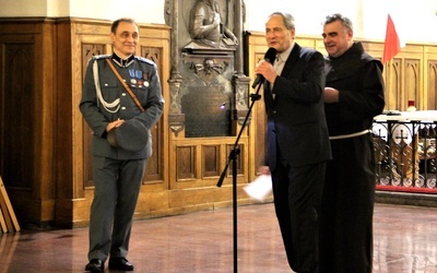 Z o. Juniperem Ostrowskim OFM artyści Robert Grudzień (z lewej) i Jerzy Zelnik.